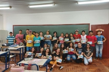 Revista Educativa de Cultura e Política é entregue aos estudantes da Rede Pública Municipal de Ensino.