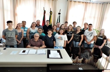 Prefeito recebe integrantes dos projetos Câmara Jovem e Vereador por um Mês