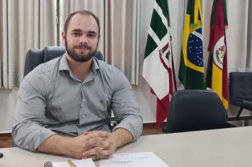 Presidente da Câmara assume como Prefeito em Exercício!
