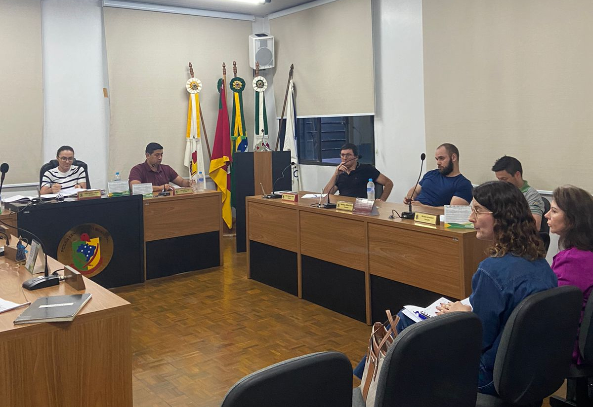 Secretária de Educação participa de reunião na Câmara de Vereadores de Pejuçara